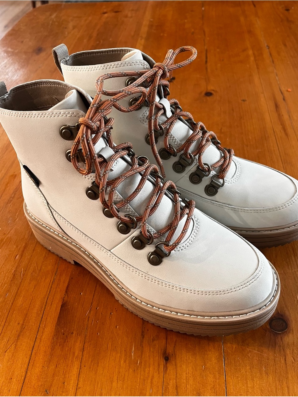 Teva Women’s Midform White Swan Boots in Brand New Condition